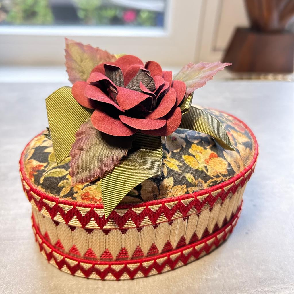 Antiek stoffen doosje jaren ‘30 met bloem en gratis zeepjes, Antiek en Kunst, Curiosa en Brocante, Ophalen of Verzenden