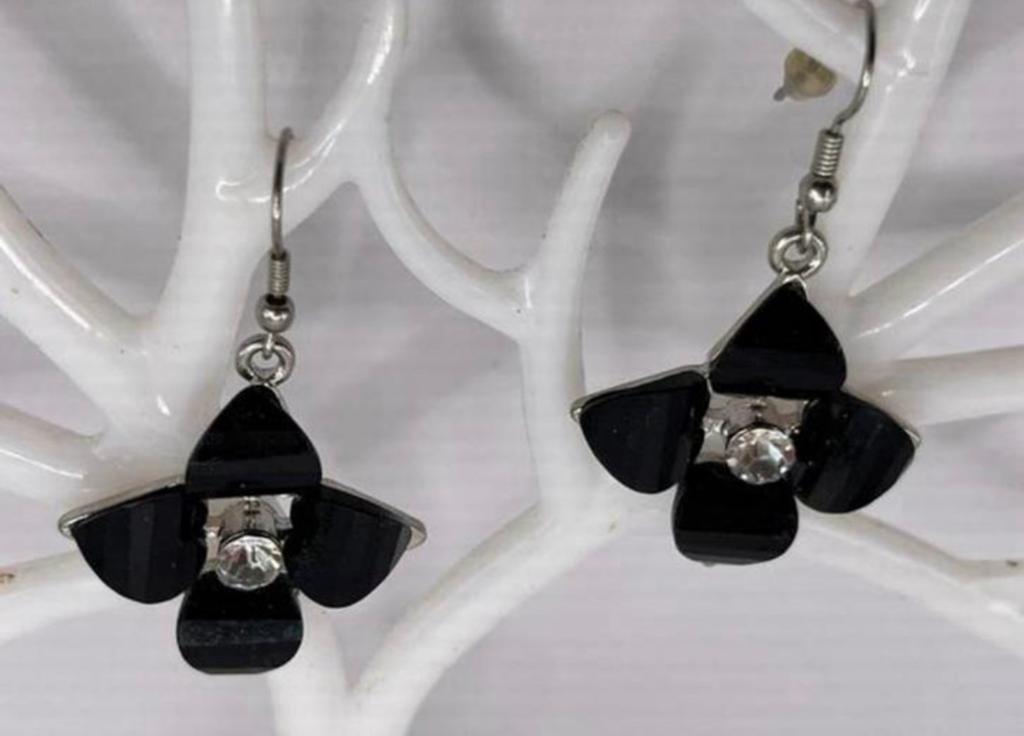 ZILVERKLEURIGE ZWARTE BLOEMEN OORBELLEN NIEUW, Overige materialen, Hangers, Zwart, Nieuw