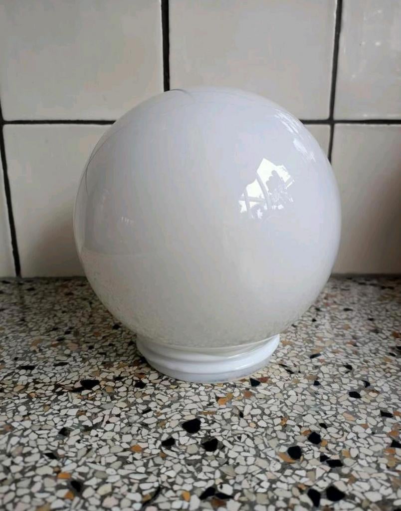 Oude lamp schroefbol van melkglas plafondlamp., Wit, Rond, Ophalen of Verzenden, Zo goed als nieuw