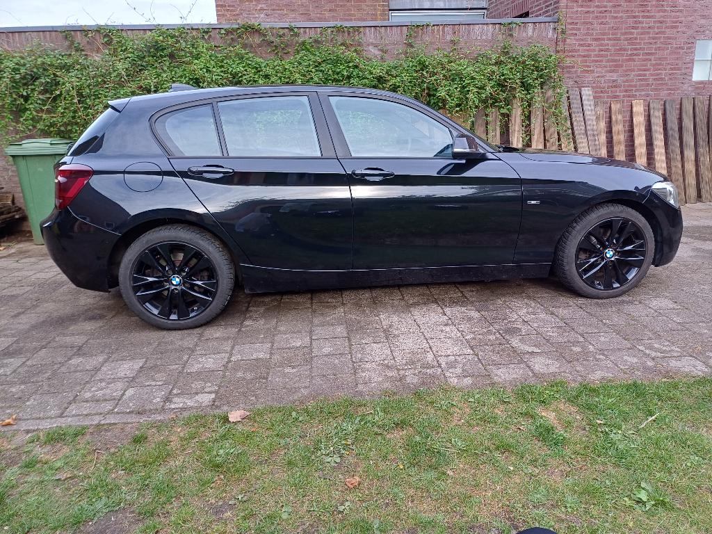 BMW F20 118i 118 automaat kanteldak 170pk '12 +winterbanden, Auto's, Zwart, 4 cilinders, 1290 kg, Zwart