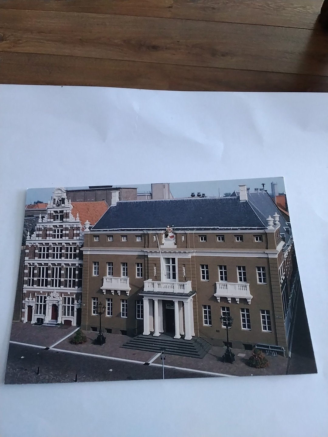 Ansichtkaart Stadhuis en Landshuis te Deventer, Verzamelen, Ansichtkaarten | Nederland, Ophalen of Verzenden, 1980 tot heden, Ongelopen