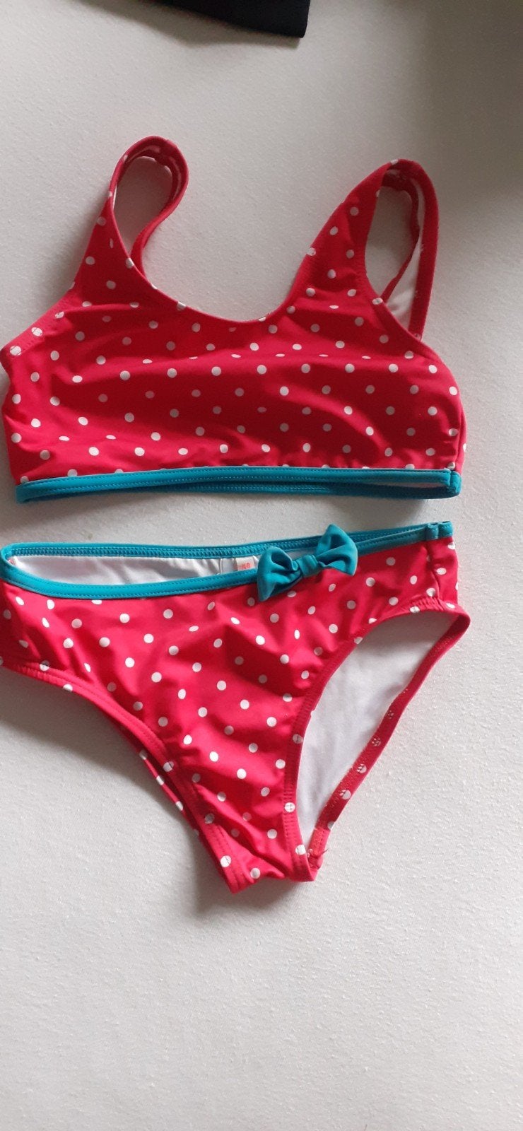 Leuke rode bikini met stippen, maat 140/146, Kinderen en Baby's, Kinderkleding | Kinder-zwemkleding, Zo goed als nieuw, Bikiniset