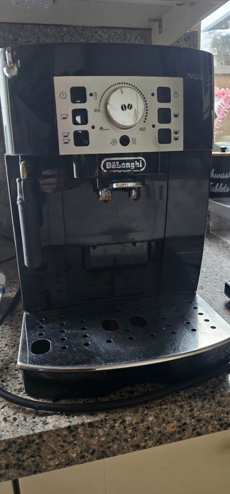 DeLonghi Magnifica S Zwart - Volautomatische Espressomachine, Ophalen, Gebruikt, Espresso apparaat, Afneembaar waterreservoir