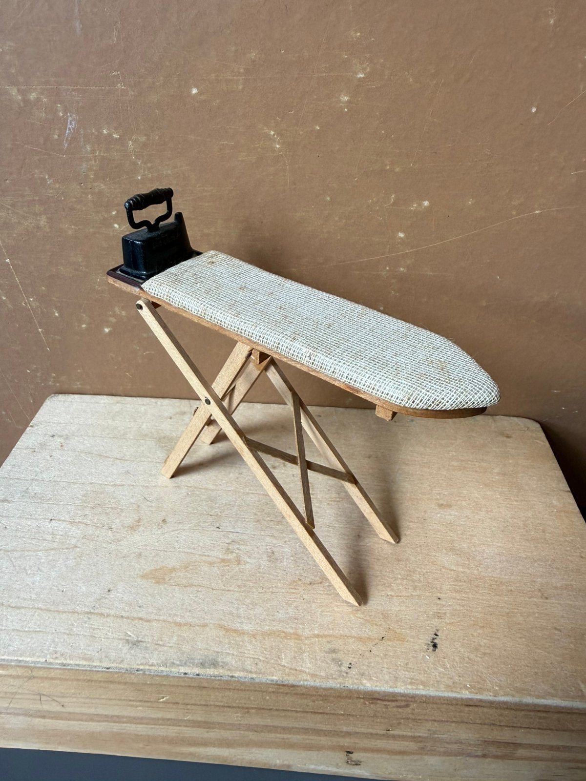 Bodo Hennig strijkbout met strijkplank hxb ca 7x10.3cm, Ophalen of Verzenden, Zo goed als nieuw, Poppenhuis