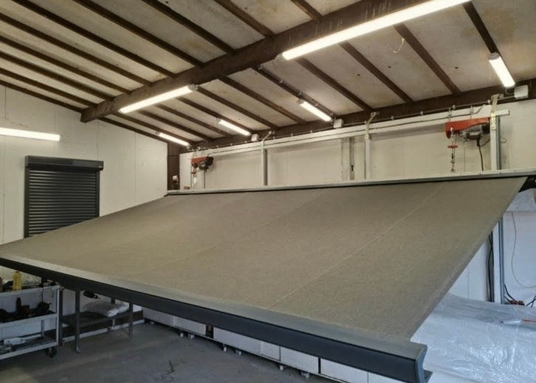 Zonnescherm 5 meter x 3 meter elektrisch  gesloten cassette, Ophalen, Nieuw, Knikarmscherm, Elektrisch
