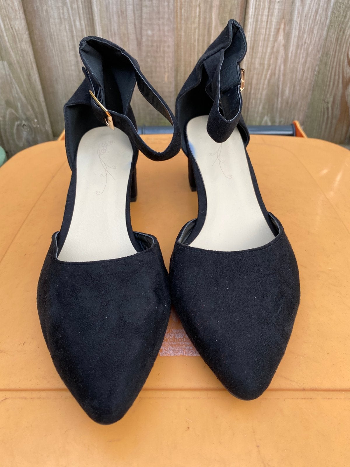 Zwarte suedine enkelband pump maat 41. NIEUW, Pumps, Zwart, Nieuw, Ophalen of Verzenden