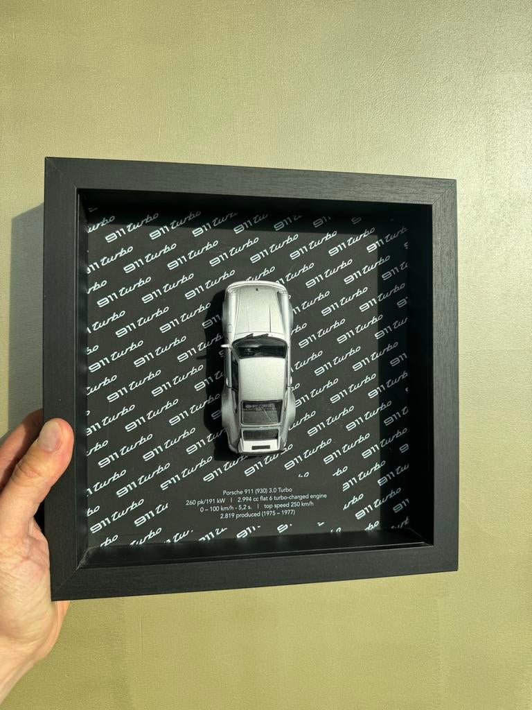 Porsche 911 (930) 3.0 Turbo 1:43 in zwarte wandlijst, Ophalen of Verzenden, Zo goed als nieuw, Auto, Overige merken