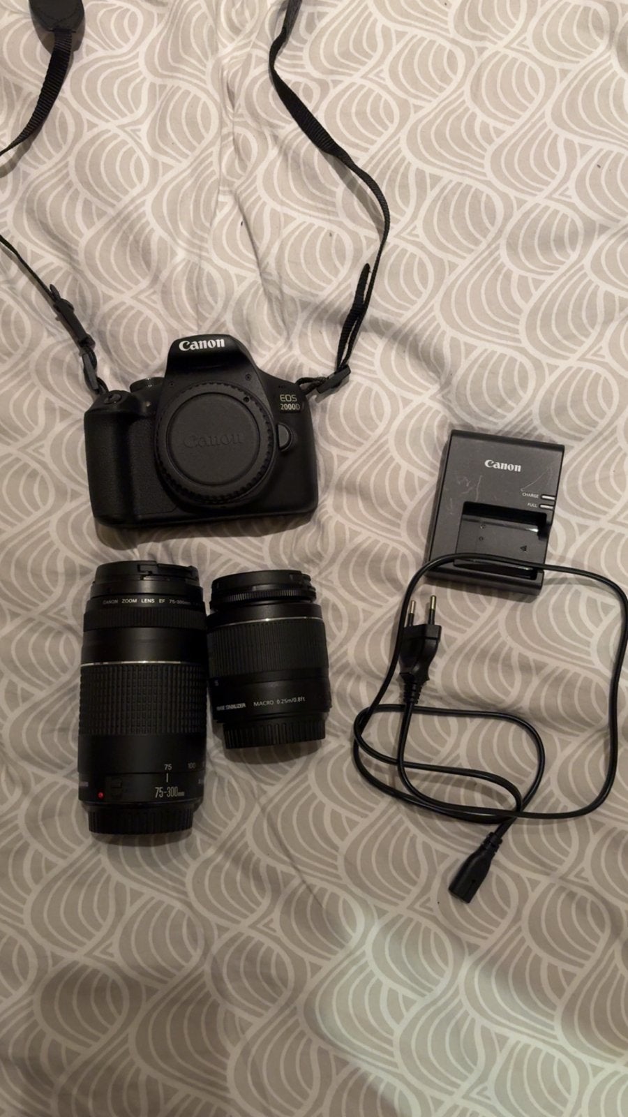 Canon EOS 2000D met 2 lenzen en oplader, Ophalen, Spiegelreflex, Canon, Zo goed als nieuw