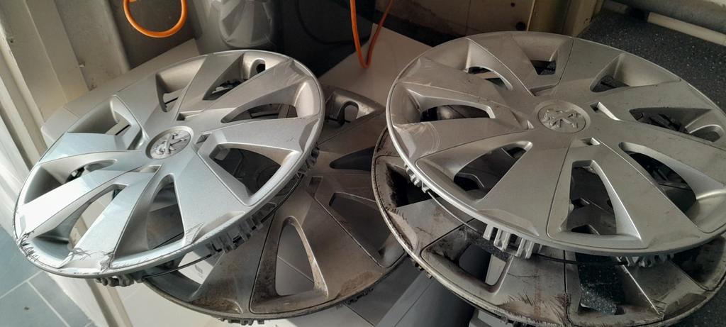 4 gebruikte wieldoppen Peugeot 107 - Ophalen, Auto diversen, Ophalen of Verzenden, Gebruikt