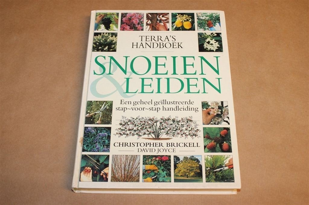 Terra\'s Handboek Snoeien & Leiden — Compleet Tuinnaslagwerk, Ophalen of Verzenden, Gelezen, Tuinieren en Tuinplanten