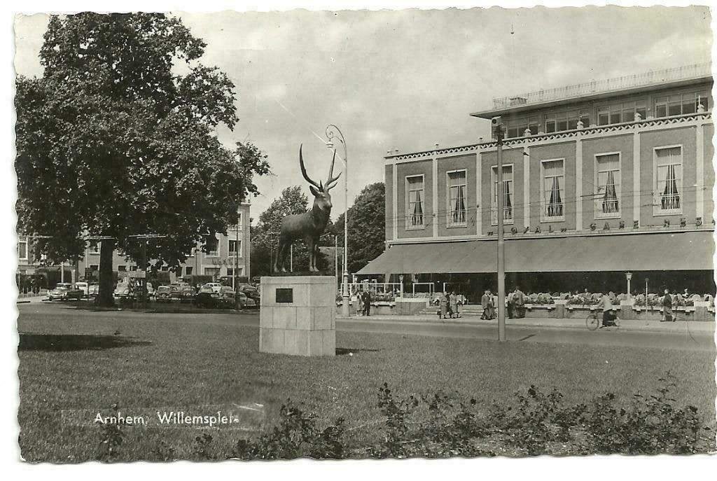 AK Arnhem - 2 x Willemsplein met Standbeeld Hert, Verzenden, 1940 tot 1960, Gelopen, Gelderland