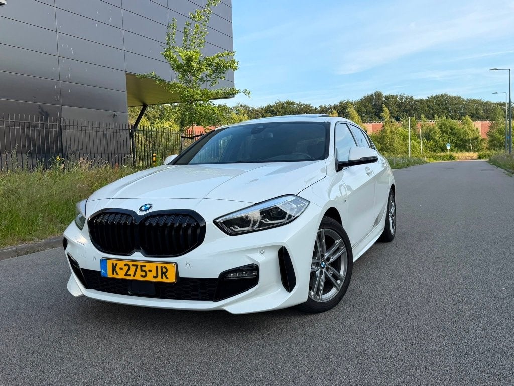 BMW 118i M Sport Automaat | Panorama | ACC | HK Audio, Auto's, 136 pk, 1295 kg, Wit, Origineel Nederlands