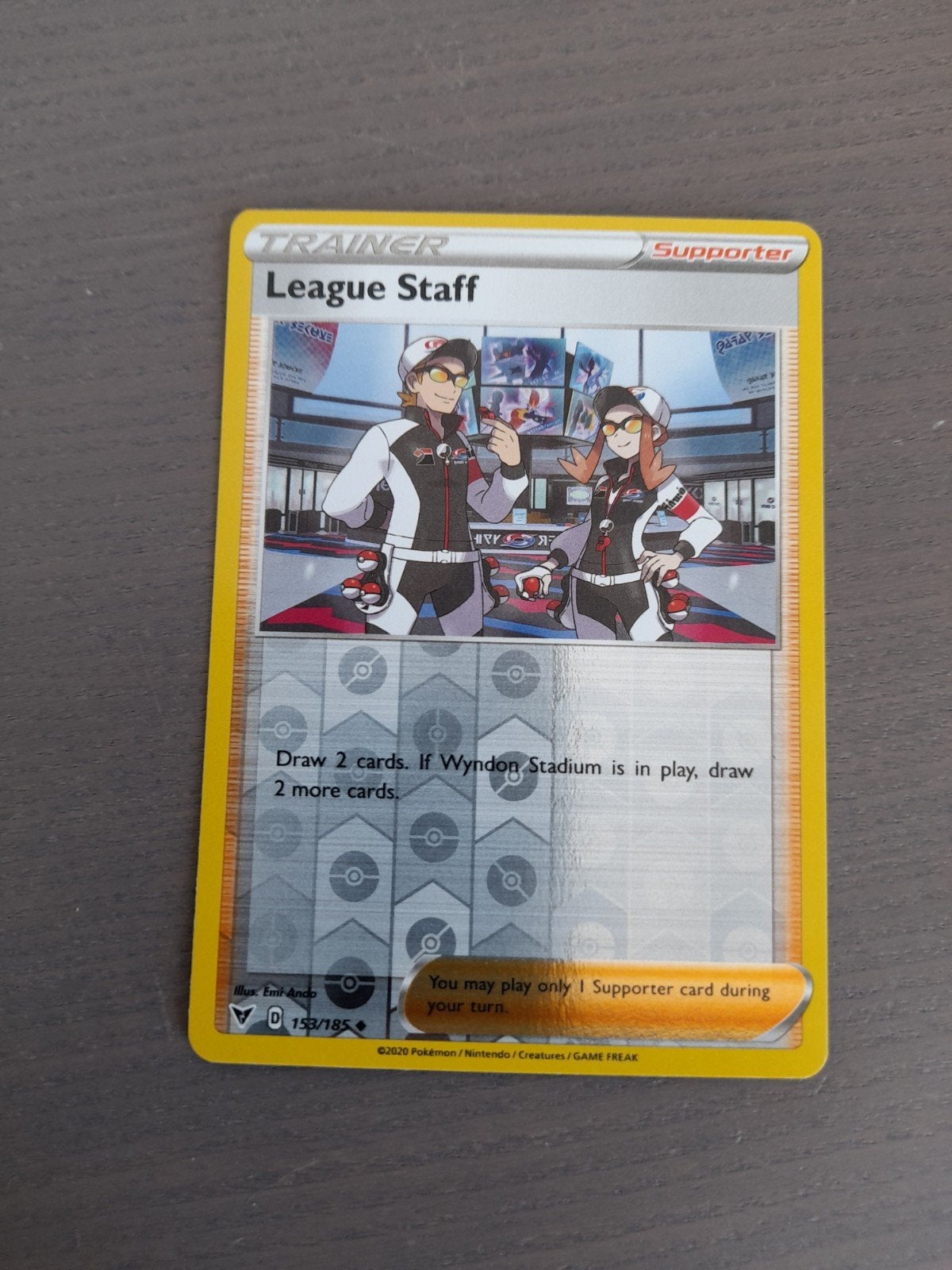 vivid voltage 153/185 league staff reverse, Hobby en Vrije tijd, Verzamelkaartspellen | Pokémon, Ophalen of Verzenden, Gebruikt