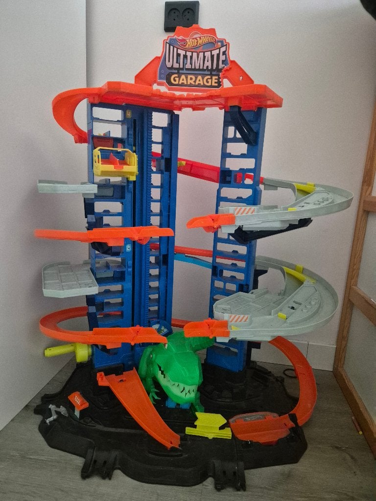 Hotwheels ultimate garage incl 40+ auto's & een monstertruck, Ophalen, Zo goed als nieuw, Handmatig, Hot Wheels