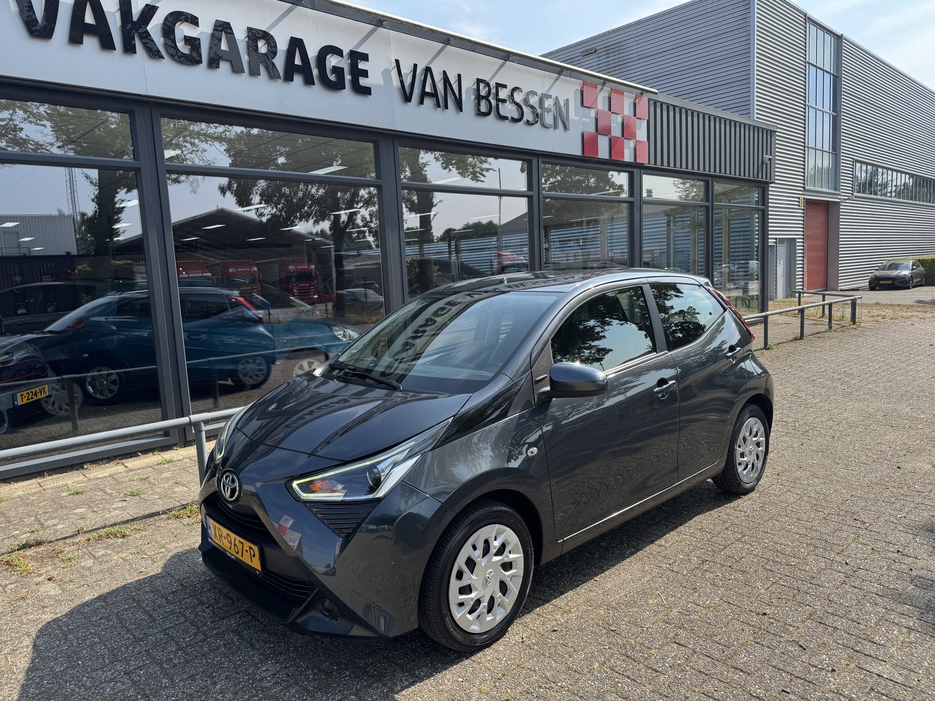 Toyota Aygo 1.0 VVT-i x-play AIRCO-CAMERA-5DRS (bj 2019), Voorwielaandrijving, Gebruikt, Euro 6, 4 stoelen