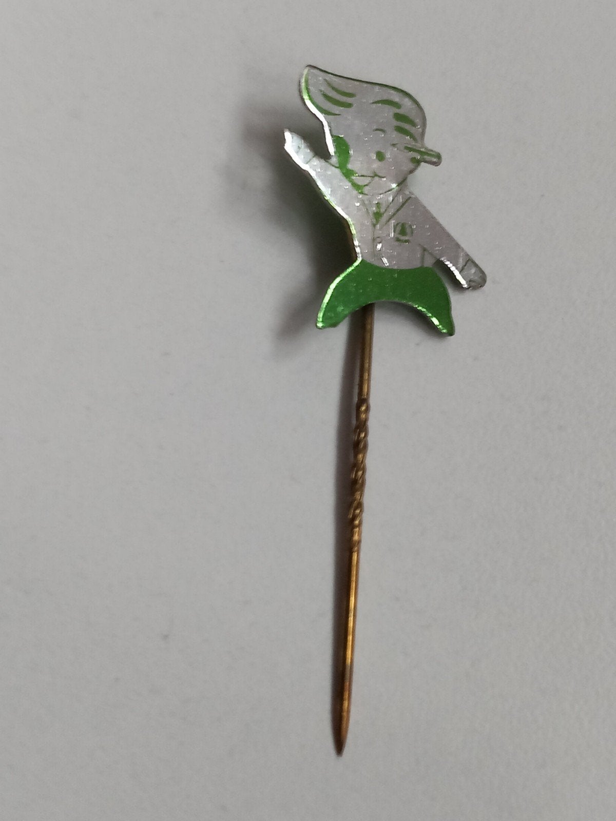 Vintage Speldje: Jongetje met Groene Broek, Verzamelen, Speldjes, Pins en Buttons, Ophalen of Verzenden, Gebruikt, Figuurtje, Speldje of Pin