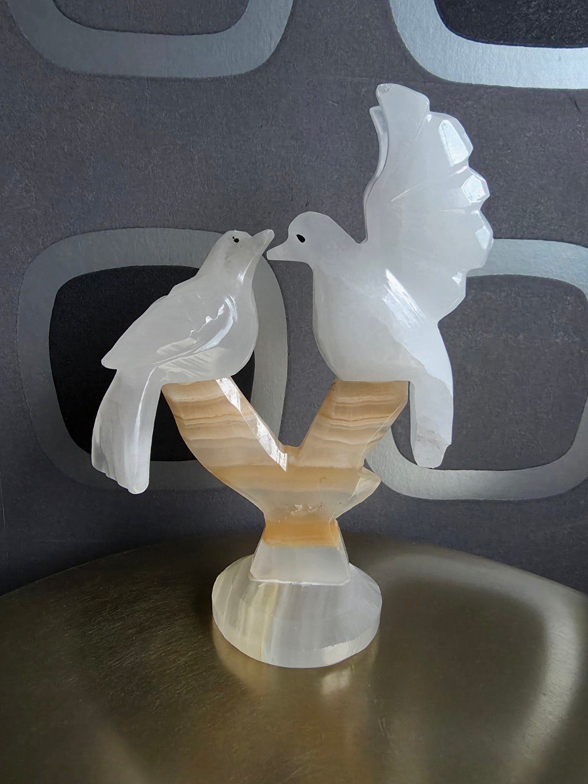 Handgemaakte sculptuur tortelduifjes op tak van onyxmarmer, Minder dan 20 cm, Natuurlijk materiaal, Ophalen of Verzenden, Handgemaakt