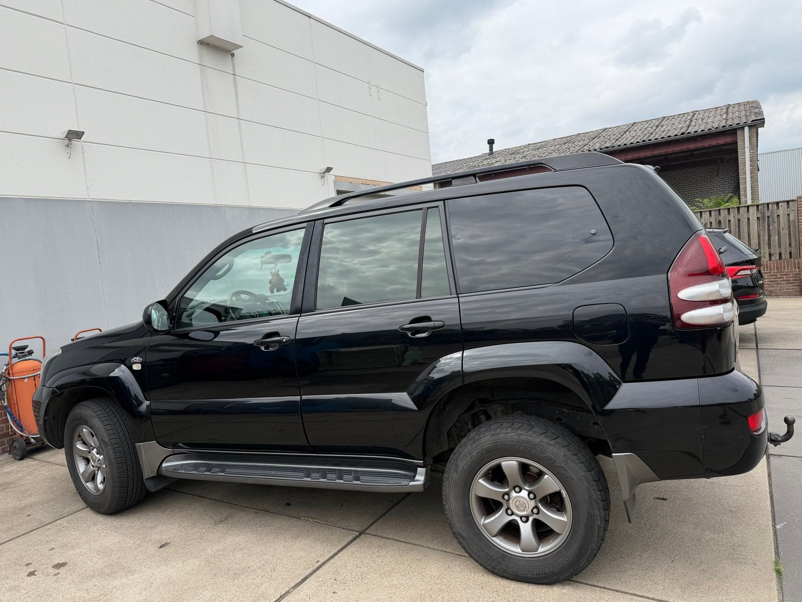 Toyota Land Cruiser 3.0 D-4D Automaat Grijs Kenteken BTWAuto, Auto's, Bestelauto's, Automaat, 4 cilinders, 2080 kg, Zwart