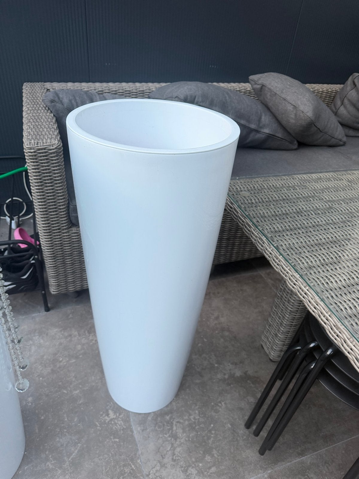 Witte hoge bloempot voor binnen of buiten, Kunststof, Gebruikt, Rond, Binnen