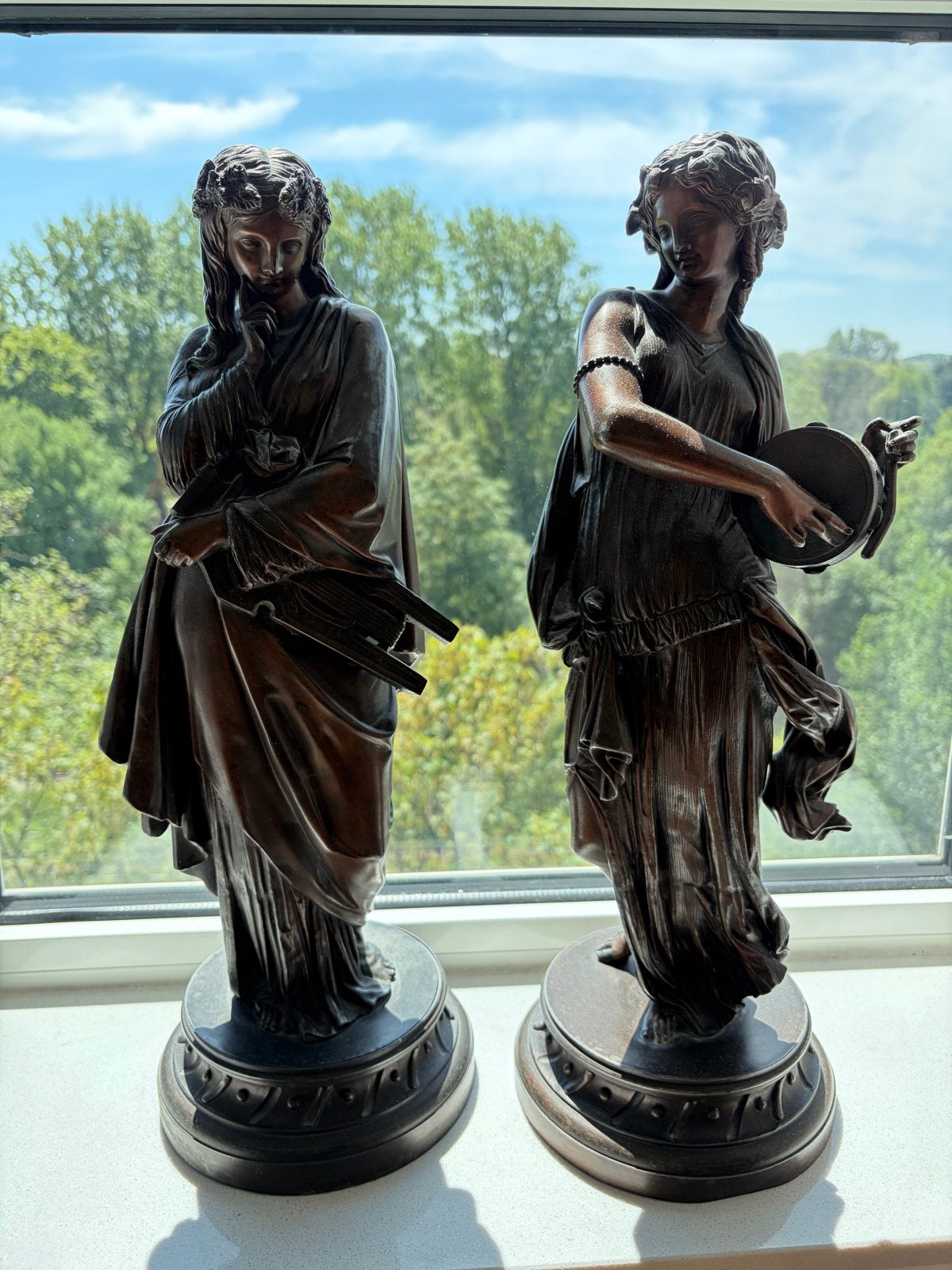 Twee gegoten beelden van vrouwenfiguren, Antiek en Kunst, Ophalen of Verzenden, Gepatineerd, 20 - 50 cm, Beeld
