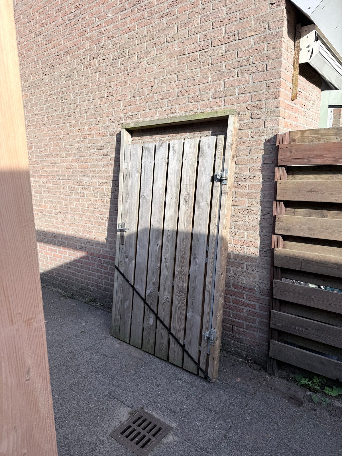 Houten poortdeur met kozijn en hang- en sluitwerk, Doe-het-zelf en Verbouw, Gebruikt, Buitendeur, 200 tot 215 cm, Hout