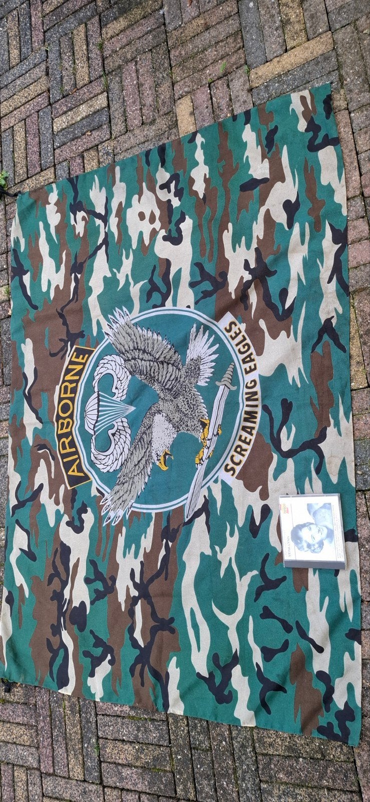 Camo vlag Airborne Screaming Eagles, Verzamelen, Ophalen of Verzenden, Landmacht, Amerika, Vlag of Vaandel