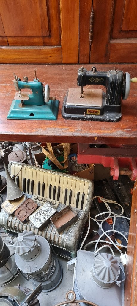2x blikken naaimachine, Verzamelen, Ophalen, Gebruikt, Overige