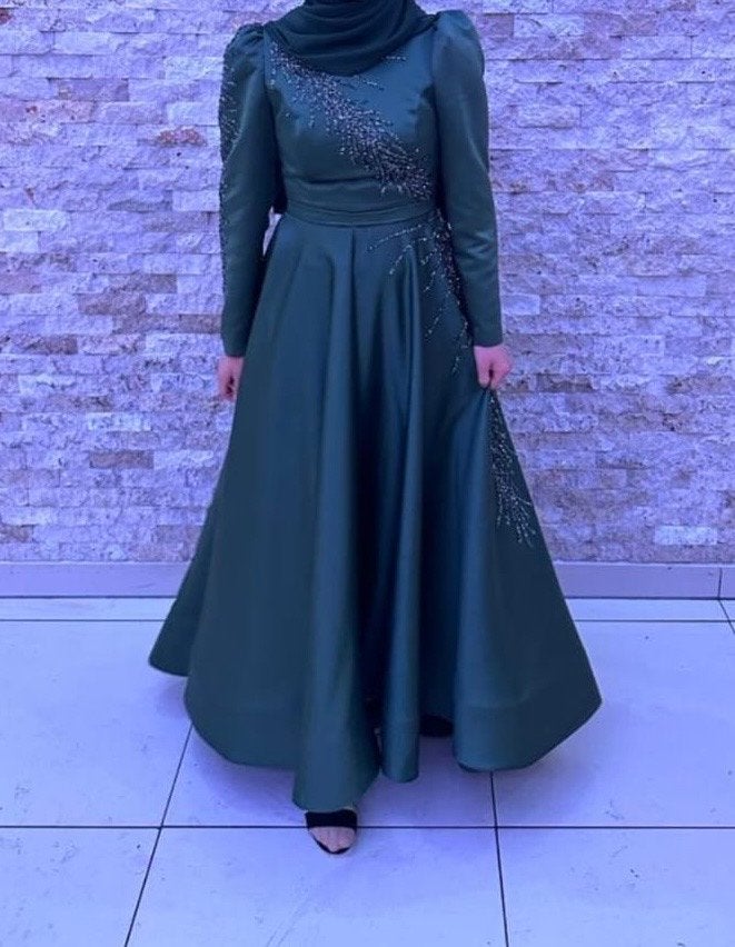 Donkergroene Galajurk met kralen - Maat 38, Kleding | Dames, Gelegenheidskleding, Galajurk, Zo goed als nieuw, Groen, Ophalen