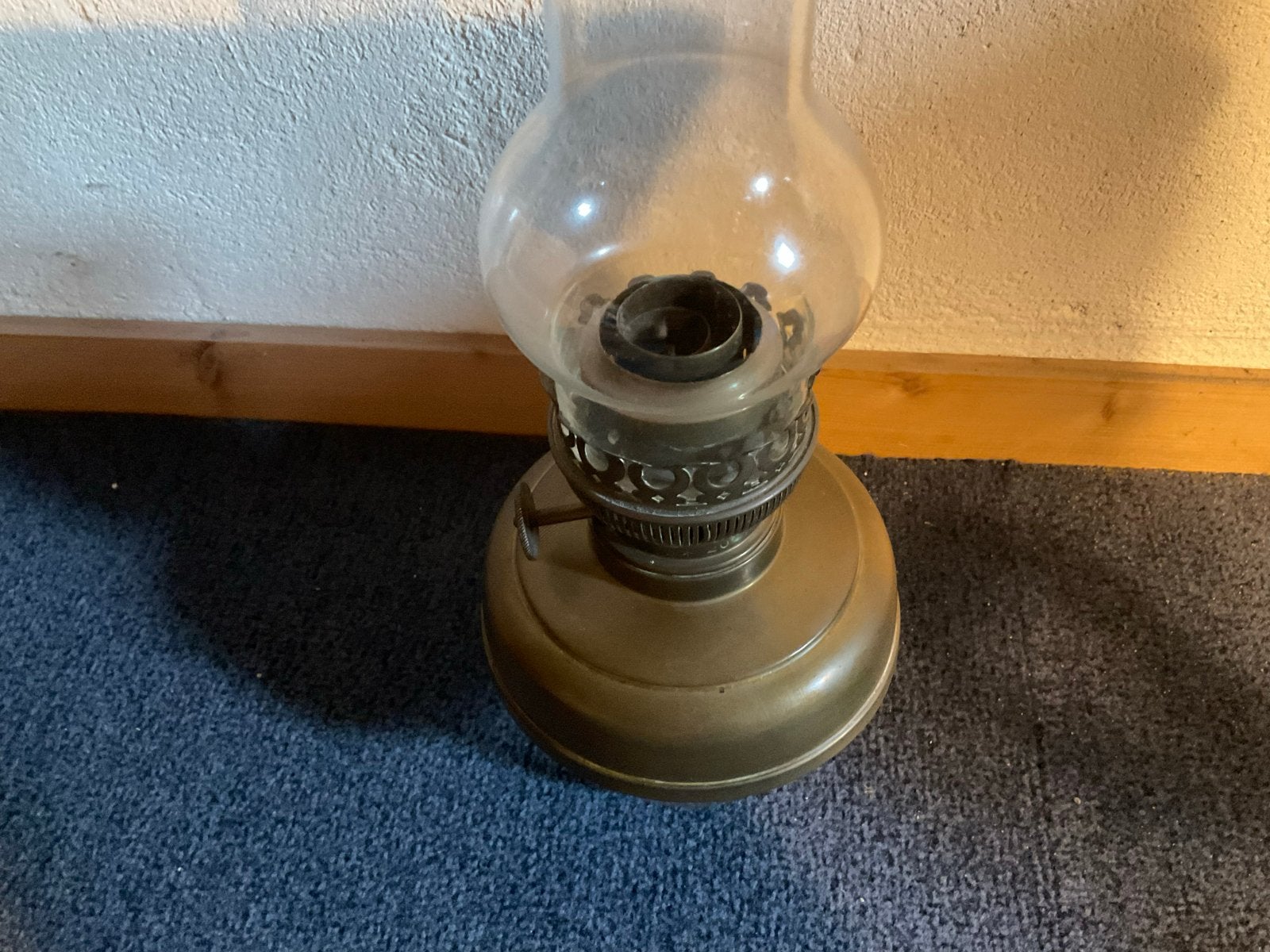 Antieke olielamp - messing met glazen kap, Antiek en Kunst, Antiek | Lampen, Ophalen of Verzenden