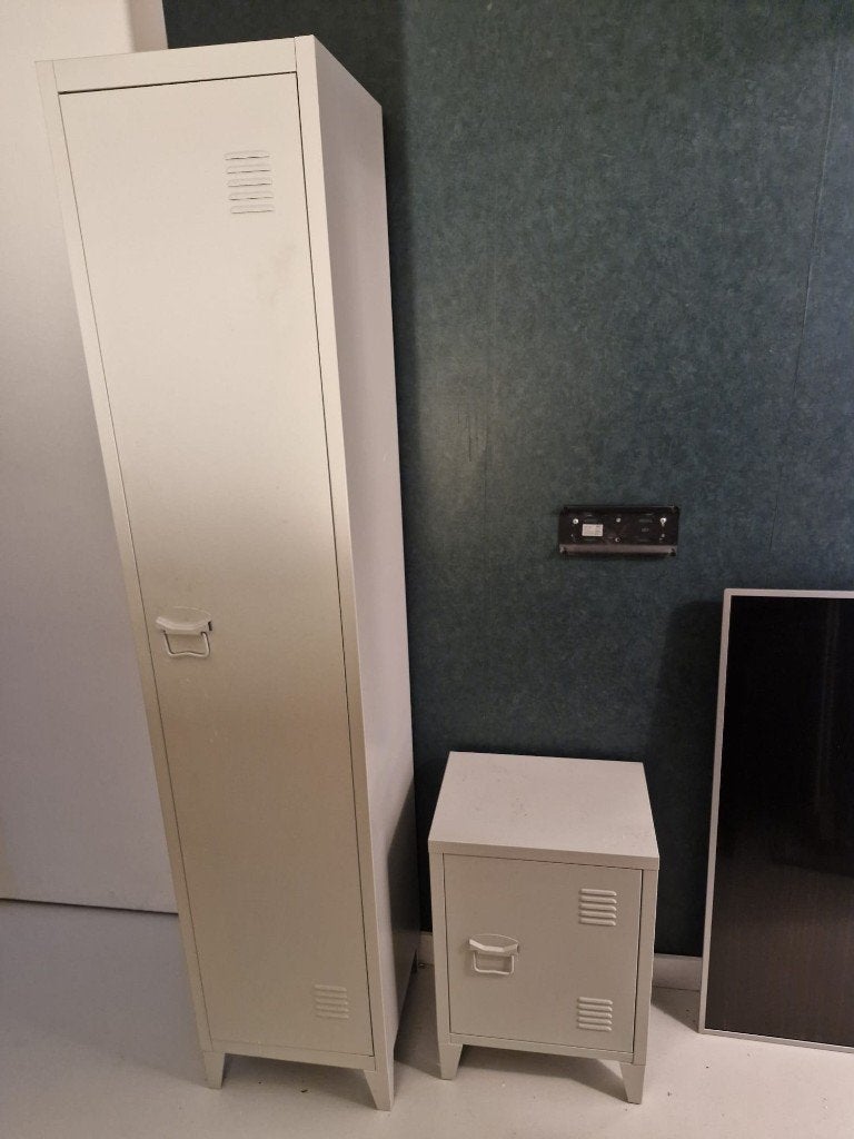 Lichtgrijze metalen lockerkast met bijpassend kastje, Ophalen, Zo goed als nieuw, Industrieel