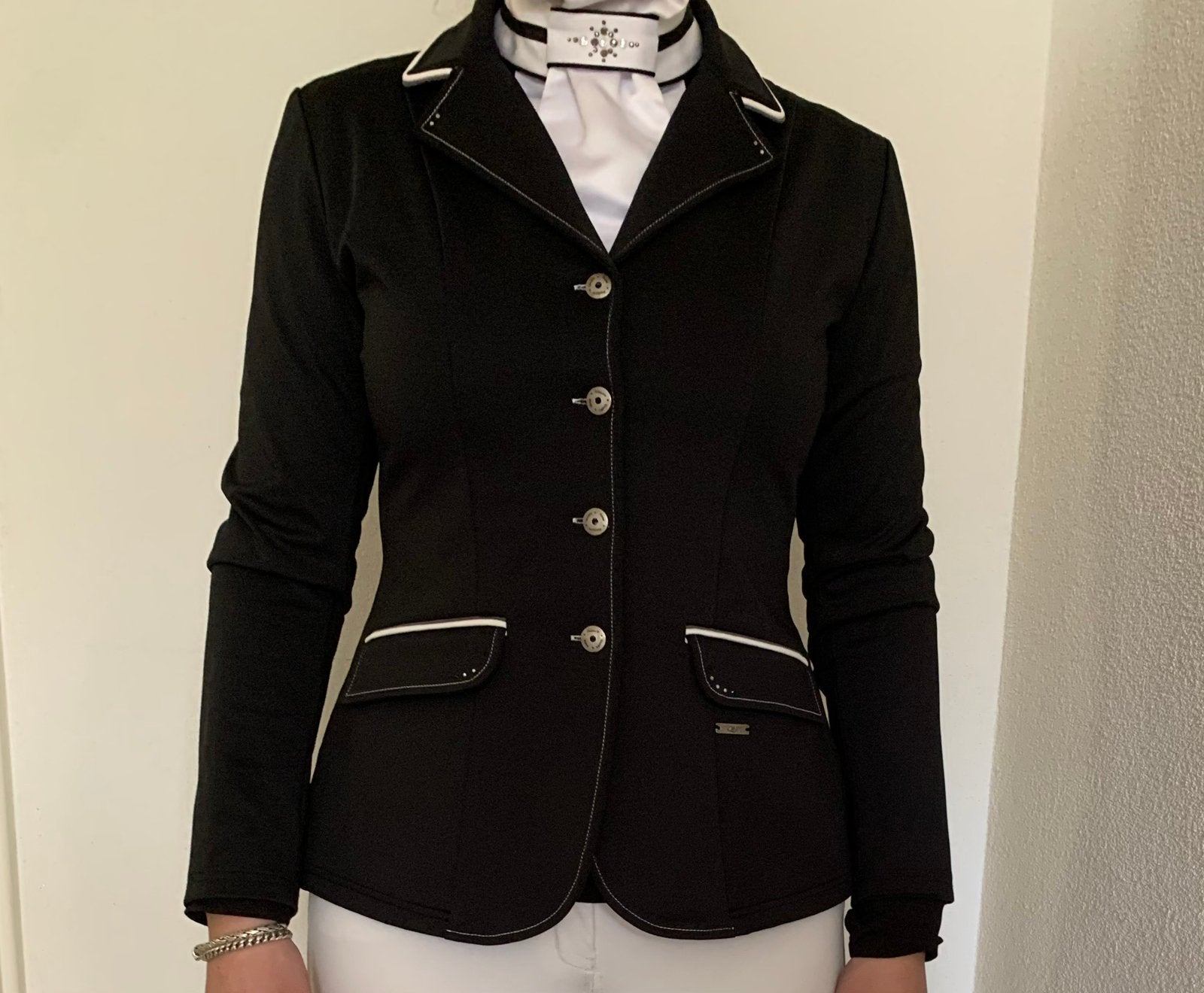QHP zwart wedstrijd jas maat 40, Ophalen of Verzenden, Zo goed als nieuw, Dressuur, Bovenkleding