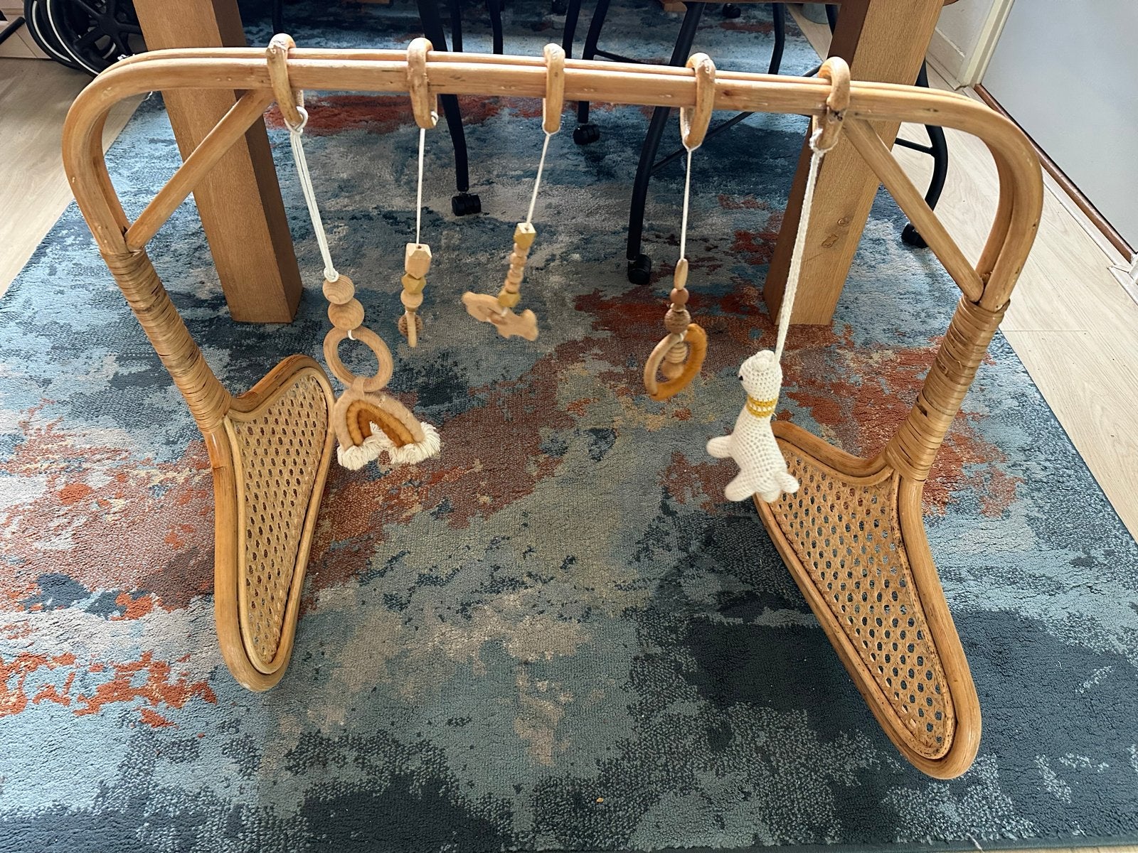 Rotan Webbing Babygym met houten en gehaakte speeltjes, Ophalen of Verzenden, Zo goed als nieuw, Babygym