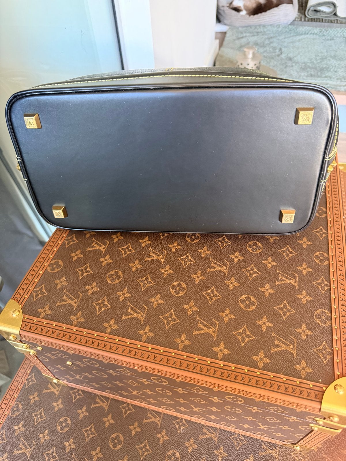 Foto 10 van Louis Vuitton Suhali Lockit Handtas Zwart