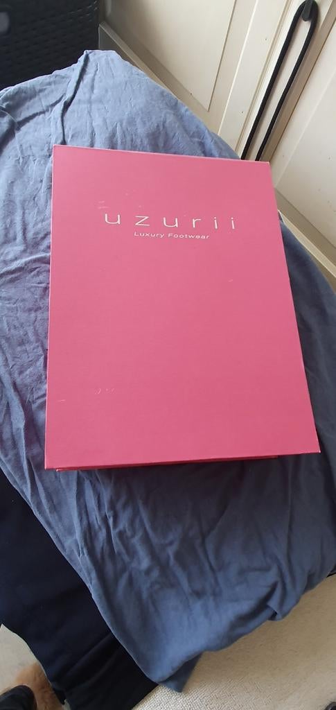 Uzurii prachtige luxe slippers met steentjes maat 39/40 zgan, Ophalen of Verzenden, Zo goed als nieuw