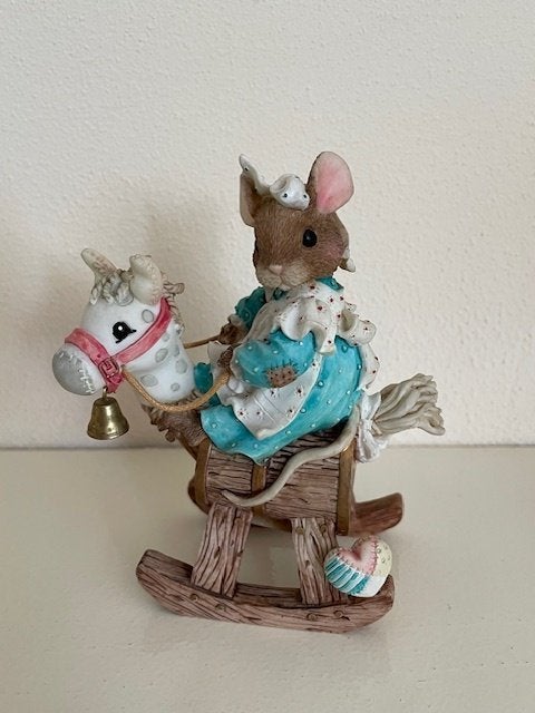 Muizen Beeldje Muis op Hobbelpaard Priscilla Hillman, Enesco, Ophalen of Verzenden, Zo goed als nieuw, Dier