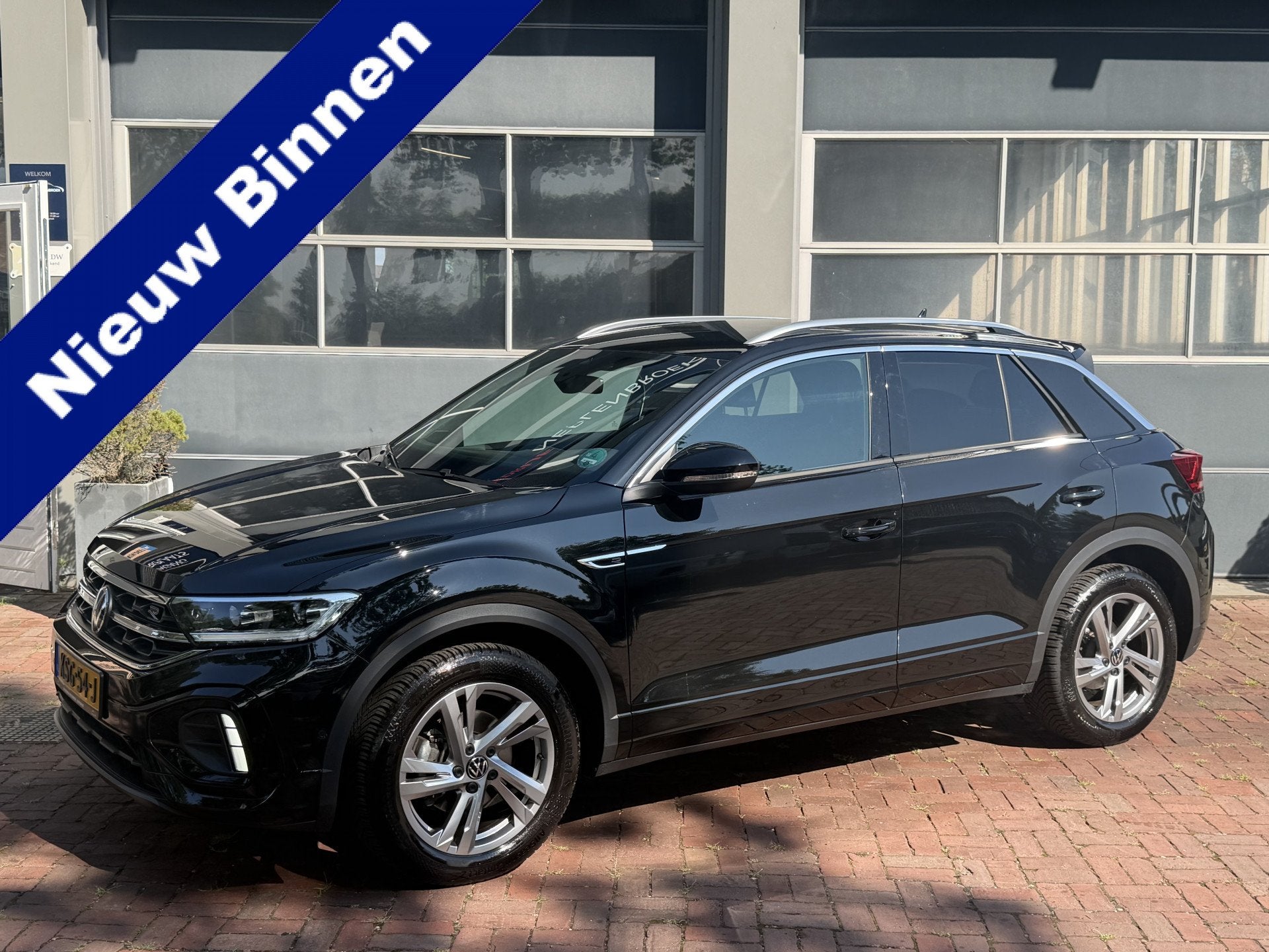 Volkswagen T-Roc 1.5 TSI R-Line Edition Edition | IQ Light |, 4 cilinders, 150 pk, Zwart, Bedrijf