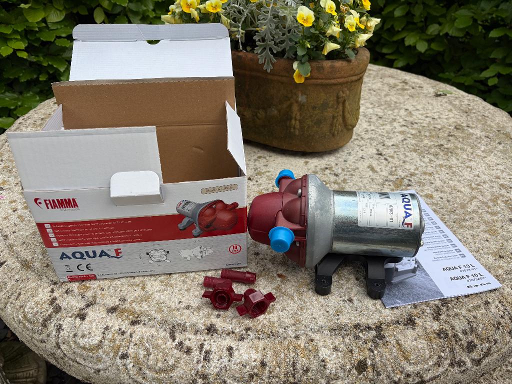 Fiamma Aqua f13 waterpomp 12 volt, Ophalen of Verzenden, Zo goed als nieuw