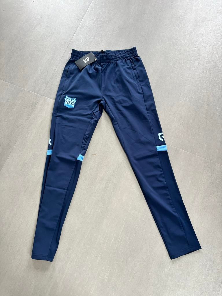 NEC trainingsbroek maat 164 - Nieuw met kaartjes, Ophalen of Verzenden, Nieuw, Jongen of Meisje, Sport- of Zwemkleding