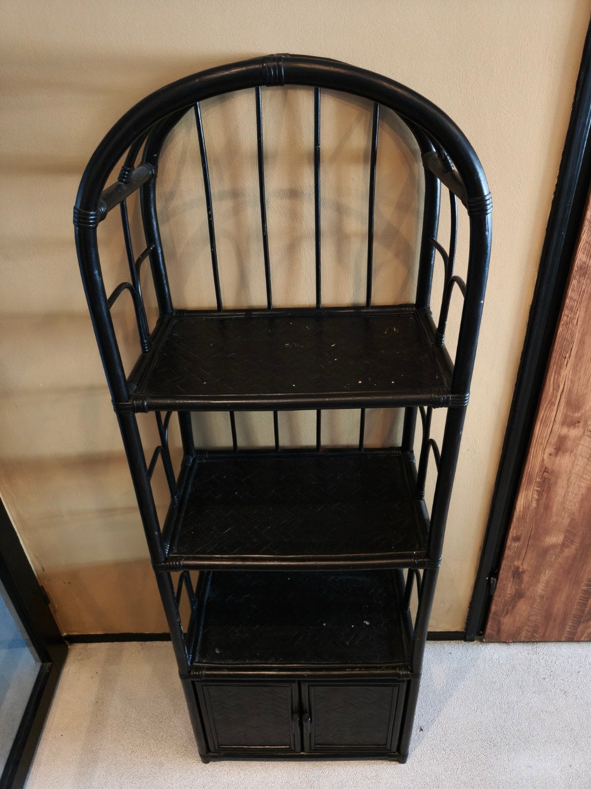 Zwarte houten kast, Ophalen