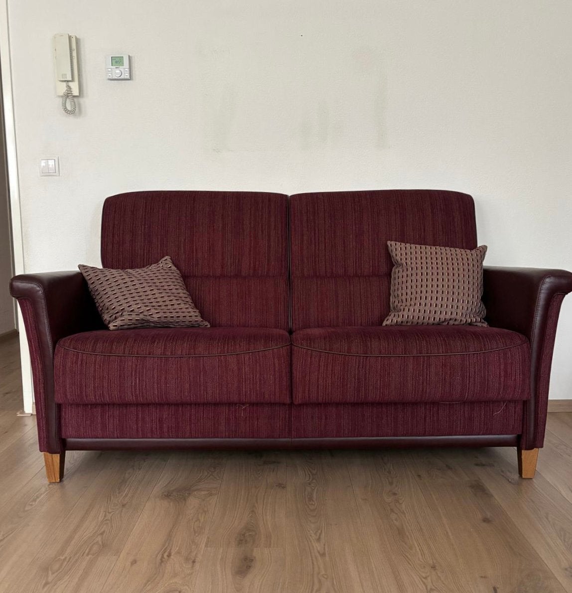 Tweezitsbank bordeaux, klassiek-modern met een vleugje retro, Huis en Inrichting, Ophalen, 150 tot 200 cm, Tweepersoons, 75 tot 100 cm