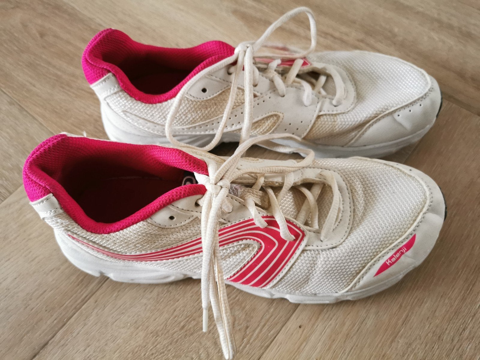 Sneakers met fuchsia accenten mt. 38, Kleding | Dames, Verzenden, Wit, Sneakers of Gympen, Zo goed als nieuw
