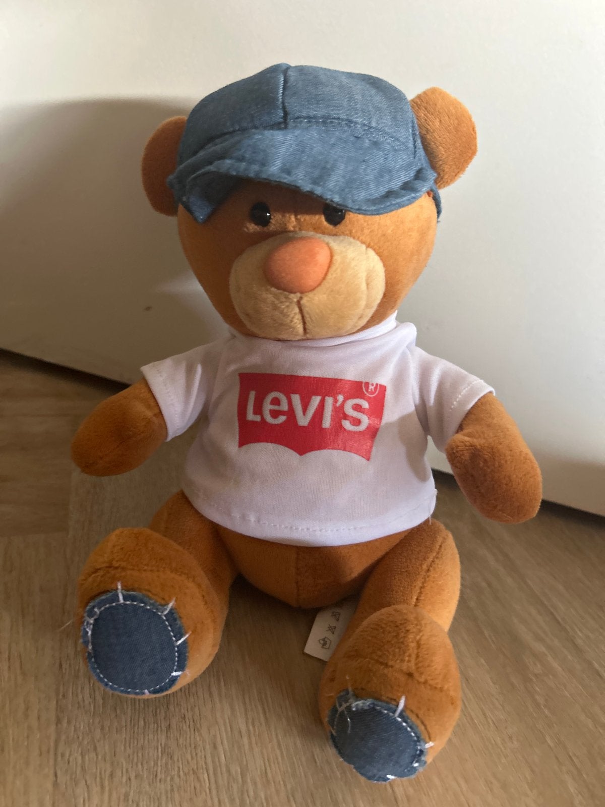 Levi's knuffelbeer met pet en T-shirt, Overige merken, Overige karakters, Beer, Ophalen of Verzenden