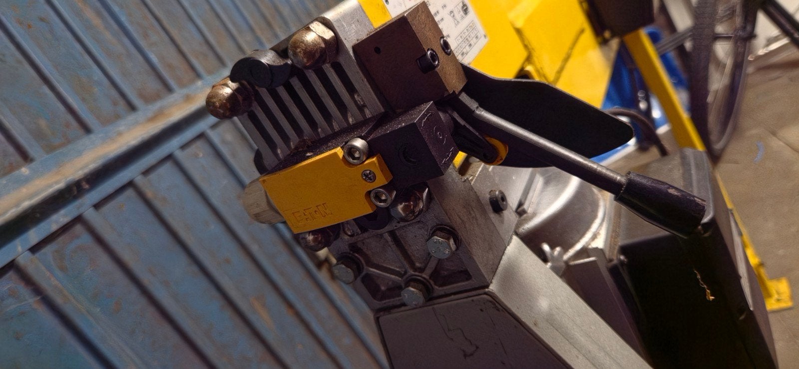 hout klover Elektrisch 1 hands bediening., Tuin en Terras, Ophalen, Gebruikt, Liggend, LOG SPLITTER