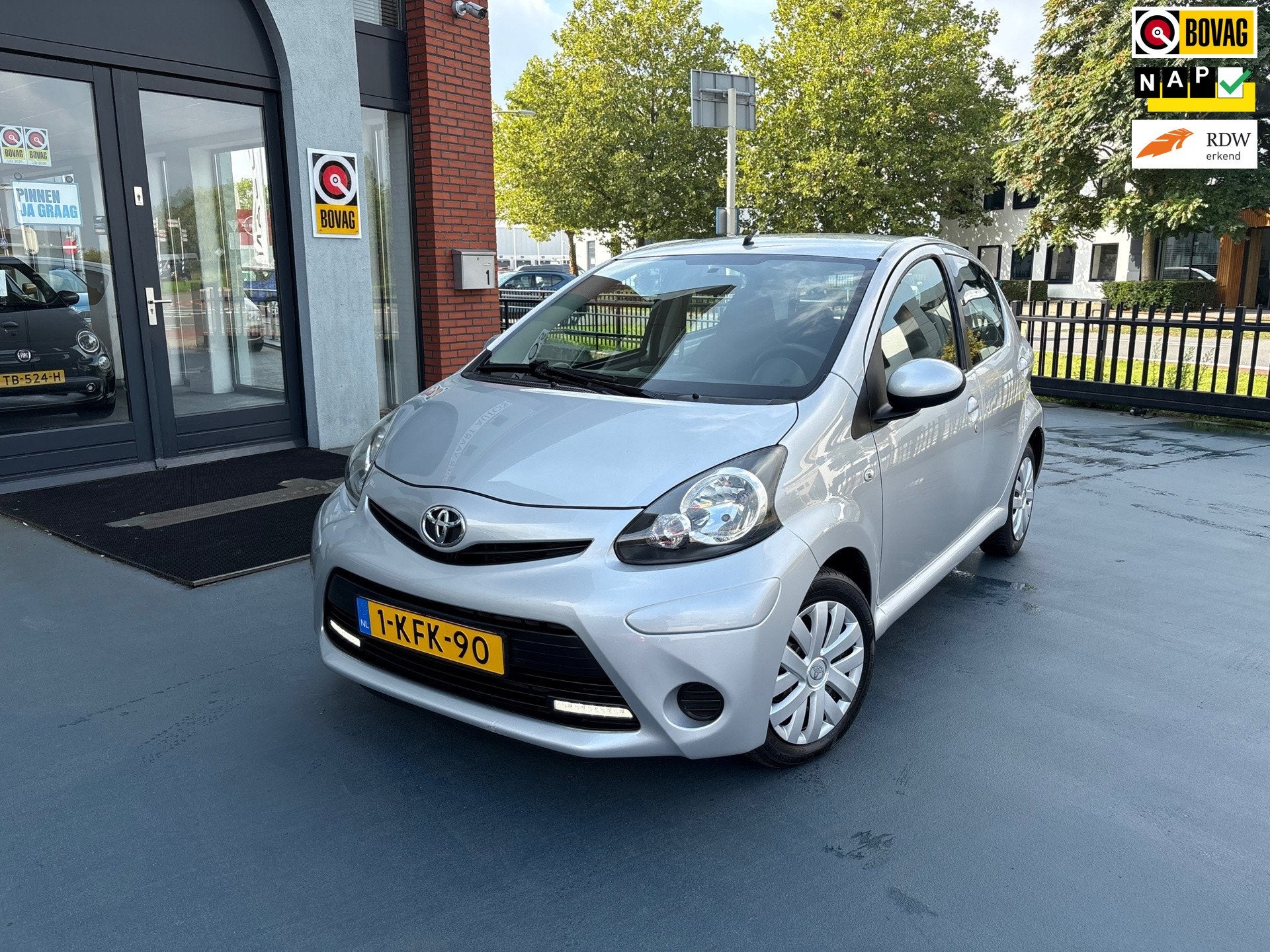 Toyota Aygo 1.0 VVT-i Aspiration AUTOMAAT AIRCO, Auto's, Gebruikt, 4 stoelen, 68 pk, Origineel Nederlands