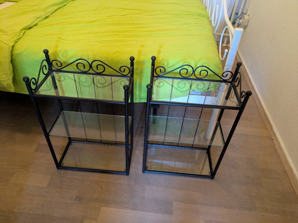 Set van 2 metalen en glazen nachtkastjes/bijzettafels, Ophalen, Huis en Inrichting