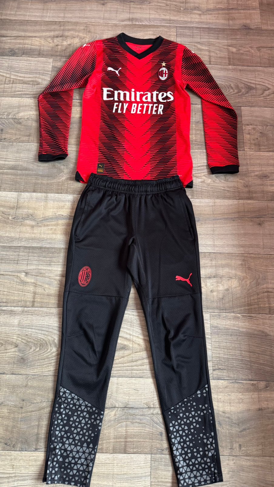 AC Milan Trainingspak (Shirt + Broek) - Maat XS, Sport en Fitness, Voetbal, Maat XS of kleiner, Ophalen of Verzenden, Zo goed als nieuw