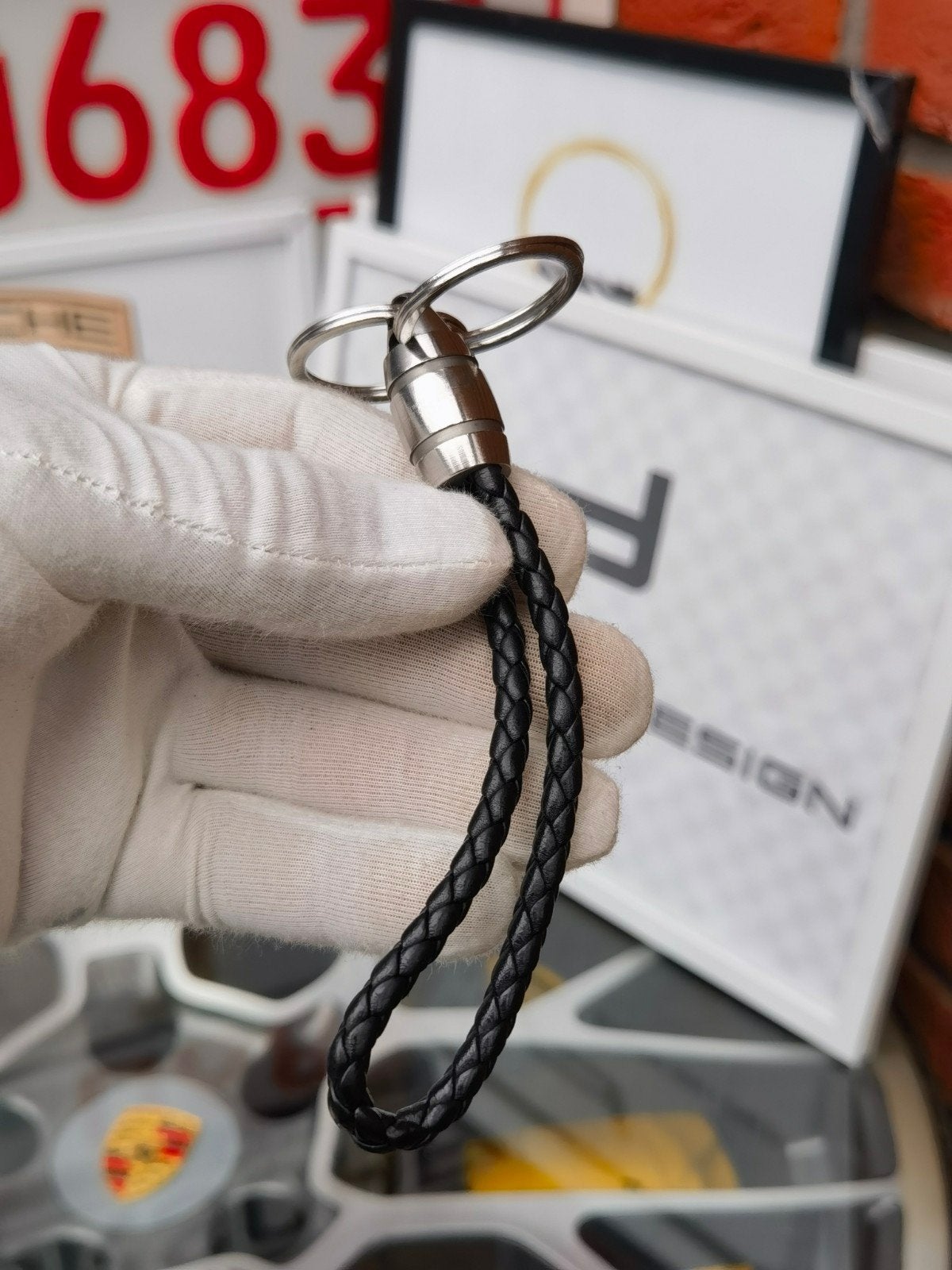 origineel porsche design sleutelhanger van echt leder, Verzamelen, Sleutelhangers, Ophalen of Verzenden, Zo goed als nieuw, Merk