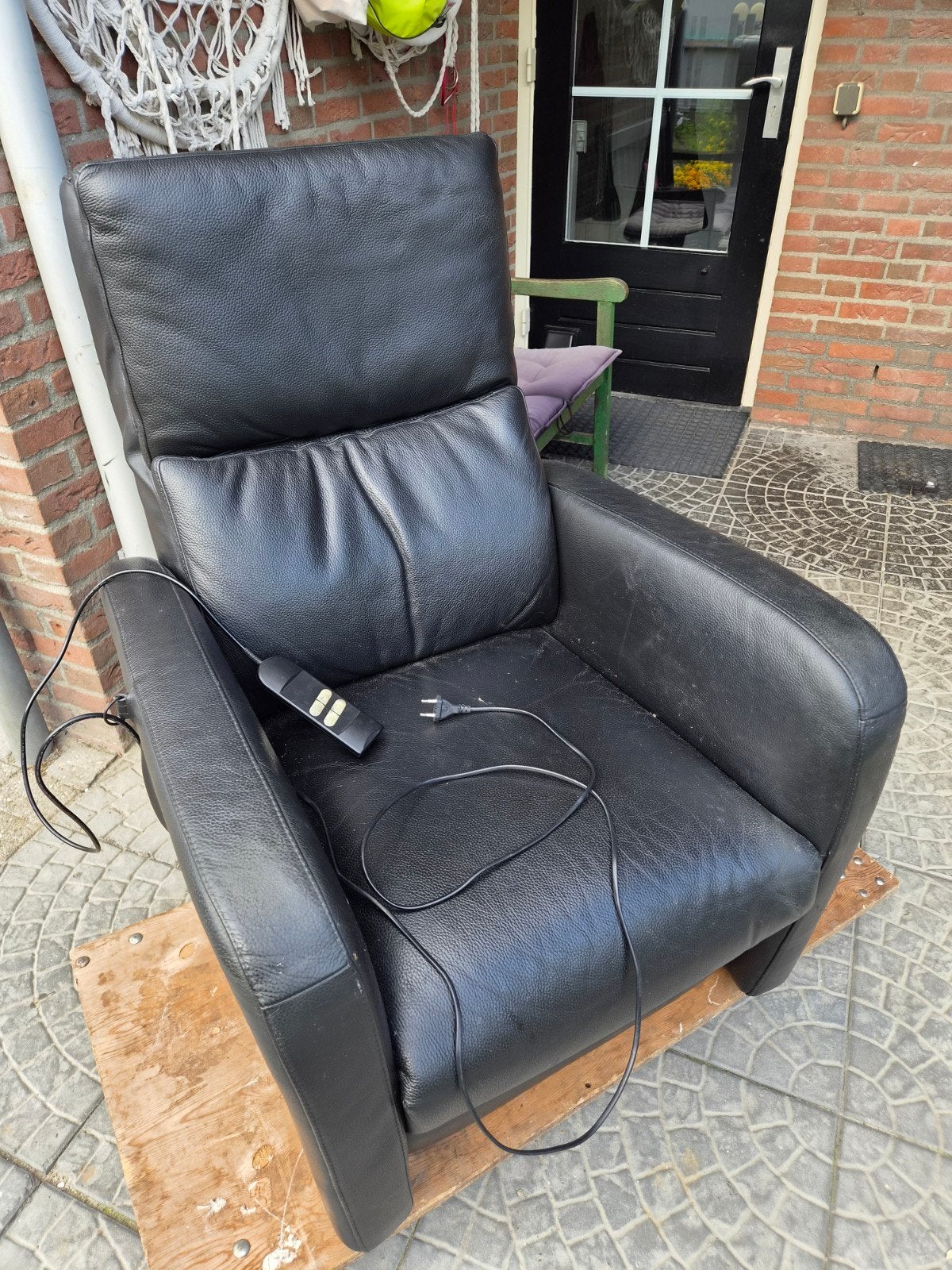 Zwarte leren staop fauteuil met elektrische bediening, Ophalen, Gebruikt, 75 tot 100 cm, Modern