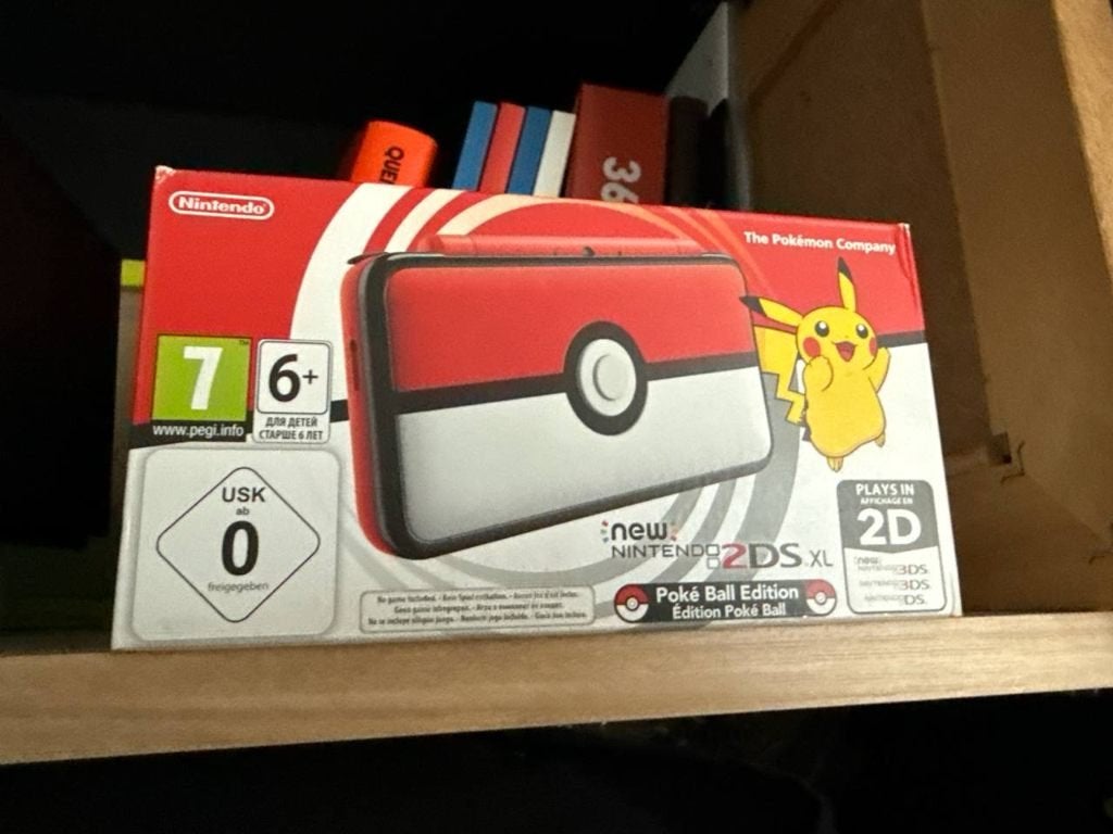 New Nintendo 2DS XL Poké Ball Edition (ONGEOPEND), Spelcomputers en Games, Spelcomputers | Nintendo 2DS en 3DS, Ophalen of Verzenden