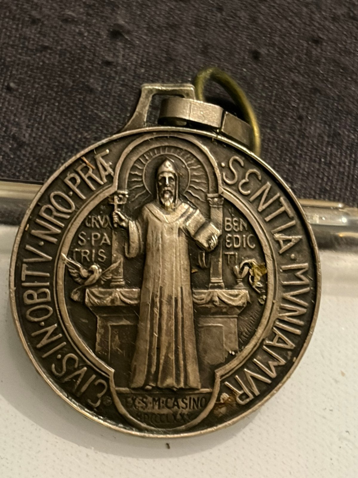 Antieke religieuze medaille van Sint Benedictus,, Ophalen of Verzenden, Zo goed als nieuw, Zilver, Overige materialen